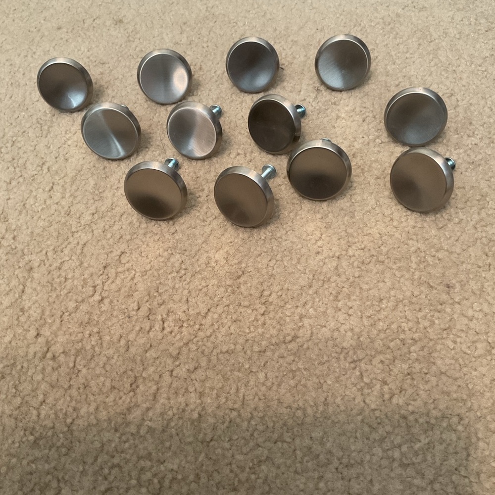 Cabinet knobs in nickel finish -